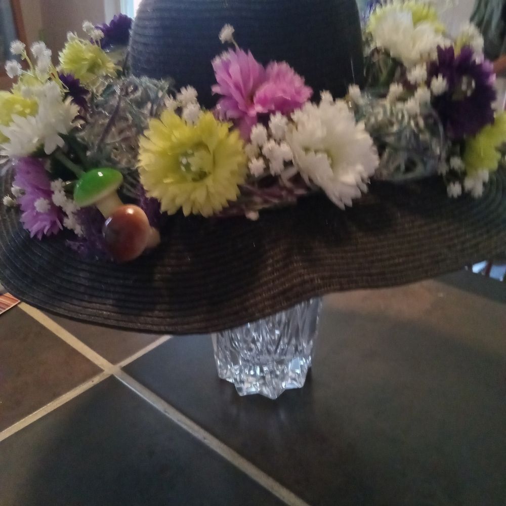 FESTIVAL FLOPPY HAT. Ellen Tracy adorned hat with crazy daisys,art & mushrooms - Picture 6 of 10